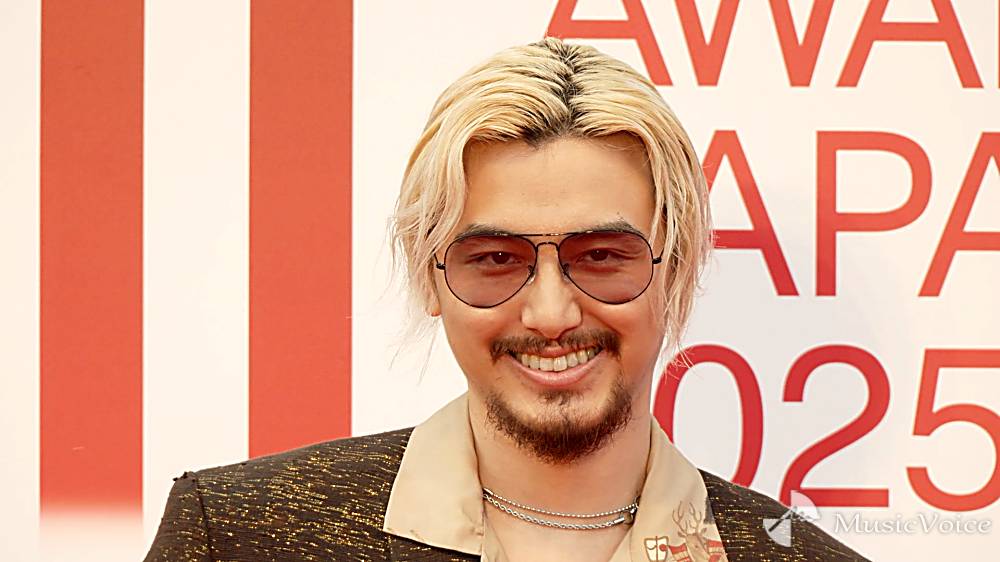 藤井風、ダンディなレッドカーペット　沿道の声援にも応える