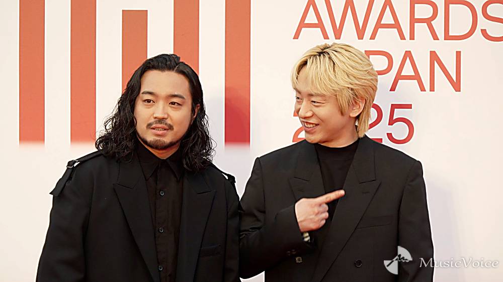 Creepy Nuts、ブラック衣装でレカペ　隣の菅田将暉が気になるDJ松永