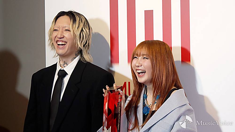YOASOBI、ルシウス姿の阿部寛？が囲み乱入で爆笑　Top Global Hit From Japan受賞