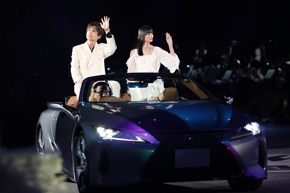 滝沢秀明氏が演出「IGアリーナ」開業式典、岩田剛典＆遠藤さくらがオープンカーで登場
