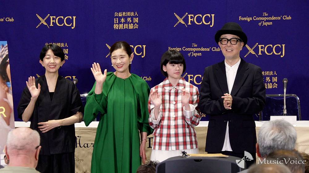 12歳・ 鈴木唯、外国人記者に向け堂々の英語挨拶　”親子役”リリー＆石田ひかりと出席
