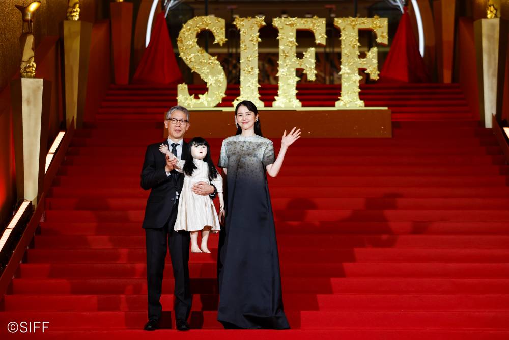 長澤まさみ、矢口監督と上海国際映画祭　ロングドレス姿でレッドカーペット　プレゼンターも務める