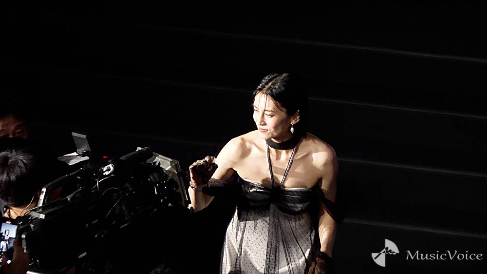 柴咲コウ、美デコルテ映える大胆ドレス　白に黒をレイヤード「一見黒いけど…」