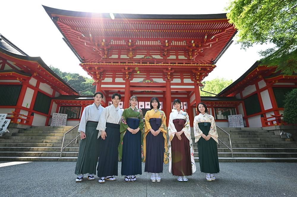 當真あみらが近江神宮に参拝　袴姿で新生「ちはやふる」ヒット祈願