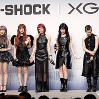 XG「G-SHOCK」グローバルアンバサダー就任、時計映える黒の衣装で登場「唯一無二の存在に」