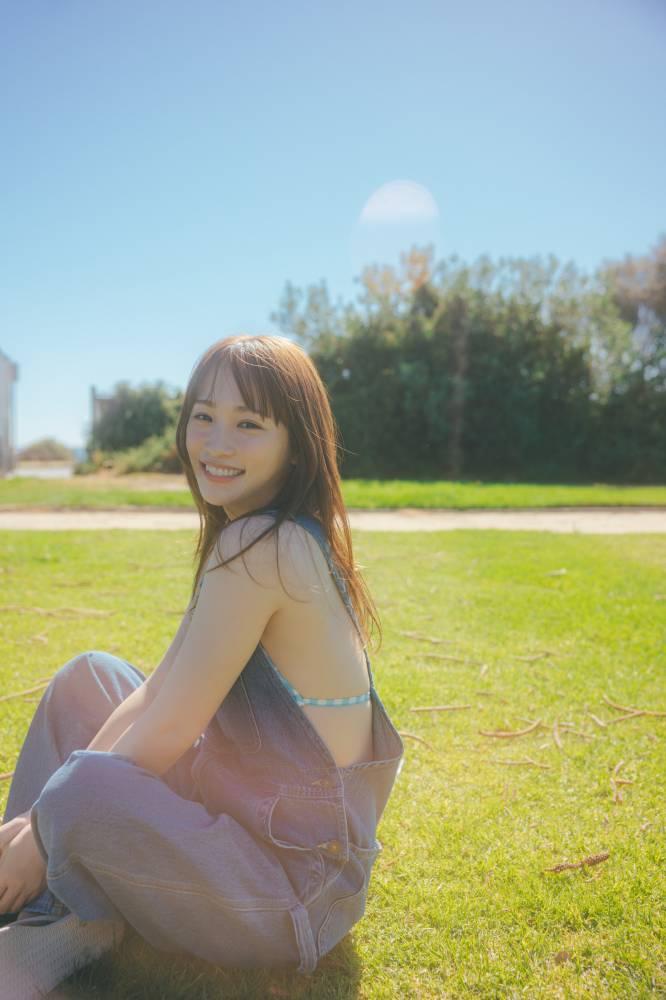 川栄李奈、1st写真集　水着の先行カット公開　明るい笑顔と美ボディが眩しい