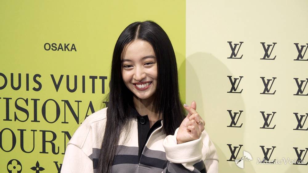 Kōki,、お直し中の素の表情がキュート　ミニスカ組み合わせたガーリッシュなコーデ