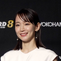 吉岡里帆、清楚感溢れる白のワンピースドレス姿　新CMで雪道歩く場面も