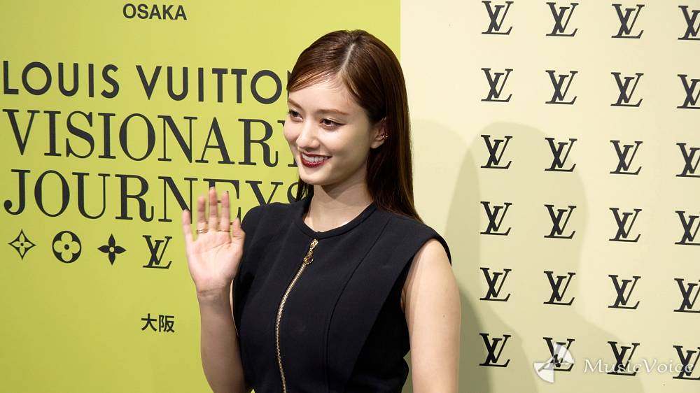 谷まりあ、上品な女性らしさを意識　スタイリッシュなリトルブラックのルック