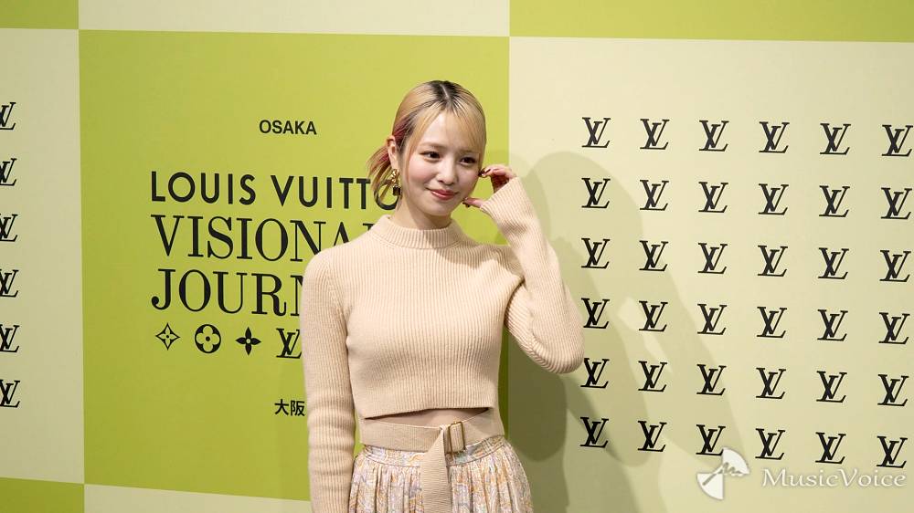 金髪・横田真悠「サーフィンやってみたい」ショートトップスでフェミニンなルック