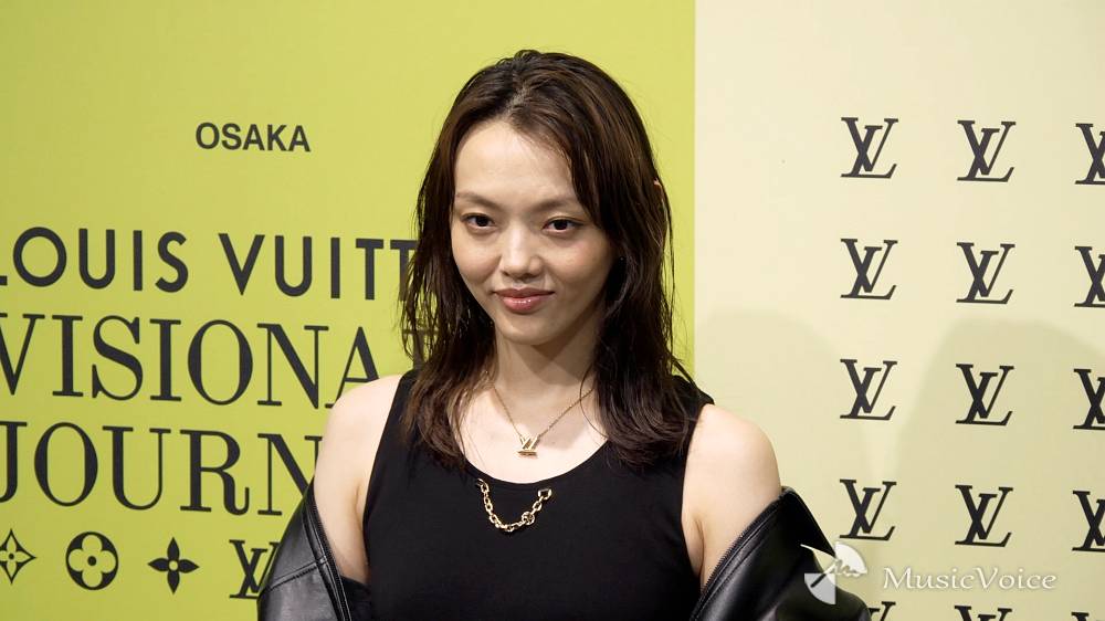 福島リラ「笑顔を！」の要望に照れ顔、シンプルな異素材ワントーンルック