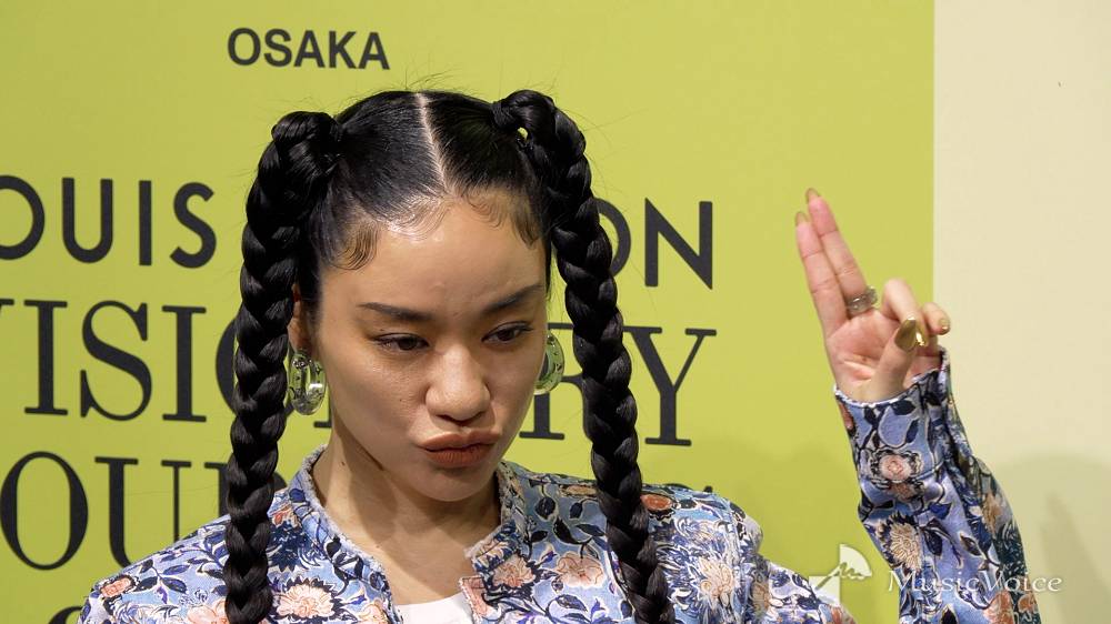 Awich、爽やかフローラルのデニムセット「地元・沖縄の染め物の出方に似てて…可愛い」