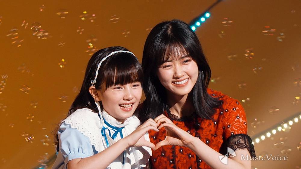 原菜乃華＆マイカ ピュ、ランウェイ登場で大歓声　シャボン玉が舞うなかハートポーズ
