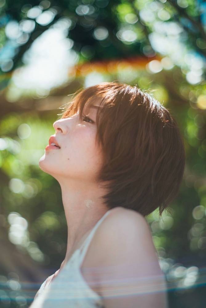 ヘルシー水着から大人ドレスまで　岡崎紗絵、20代の集大成となる写真集を発売