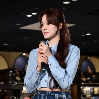 NiziU・NINA、ハリポタ誕生日イベにレイブンクローをイメージした衣装で登場