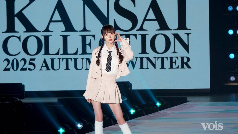 ゆりにゃ、制服姿でランウェイ　美スタイル　屈託のない満面の笑みも