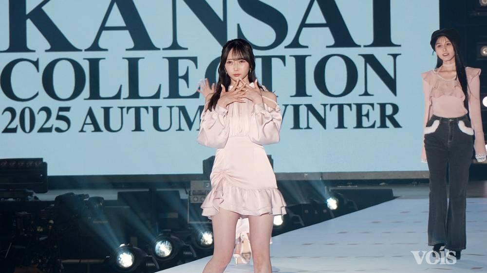 ≠ME・谷崎早耶、美脚全開　フェミニンなミニドレス姿でランウェイ