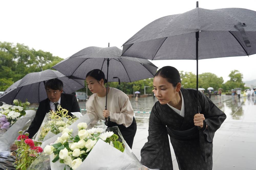 広瀬すず・吉田羊、長崎・平和祈念像で献花　平和の祈り捧げる