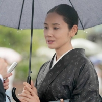 広瀬すず・吉田羊、長崎で献花
