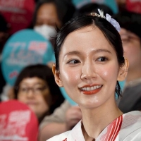 吉岡里帆と水上恒司、艶やか浴衣姿