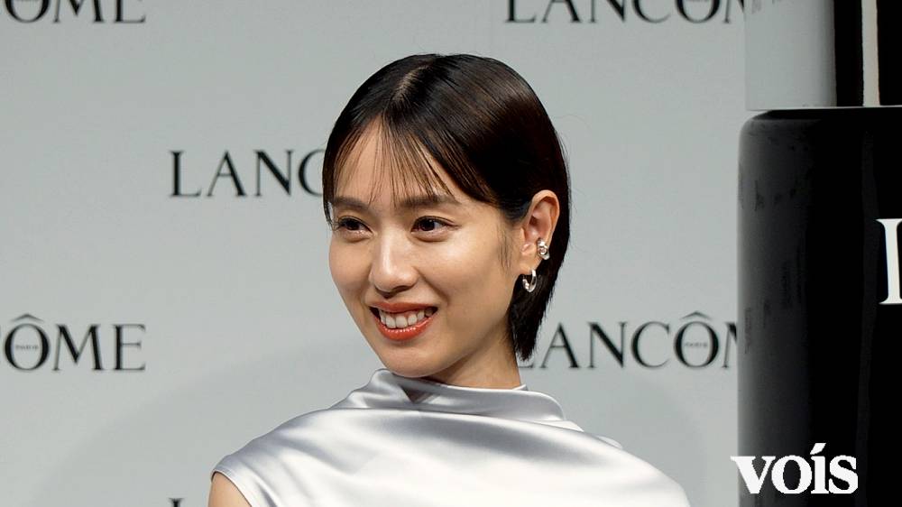 戸田恵梨香、美背中ちらりタイトドレス姿　化粧水に感激「赤ちゃんみたいにもっちり肌に」