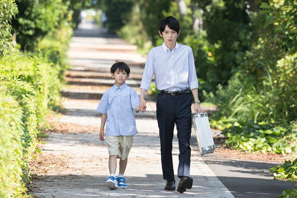 水上（本郷奏多）、事件解決のため大の苦手な子供と奮闘：ドラマ「スティンガース」第４話