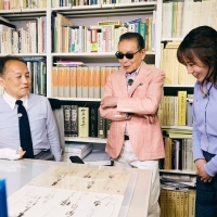 タモリ、東大を“ブラブラ”　赤門、安田講堂に隠された秘密に迫る