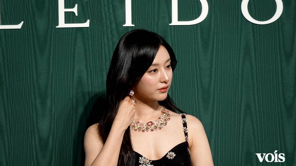 「涙の女王」主演キム・ジウォン、ジュエリー映えるキャミワンピ「色彩が際立つように」