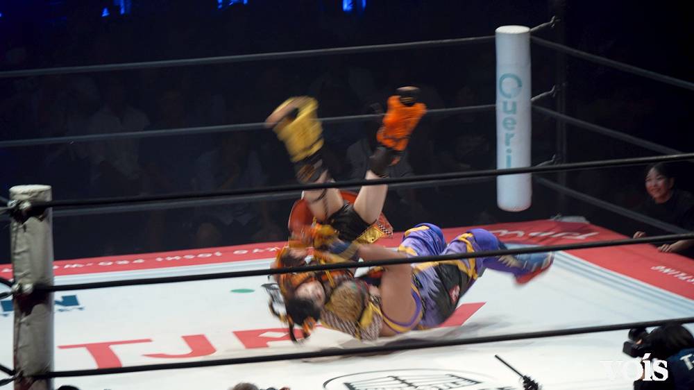 アジャコング、HIMAWARIに容赦なし　高速バックドロップで沈める　髪と一斗缶対決