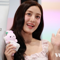 TWICEジヒョ、渋谷に降臨　アイメイクの秘訣語る