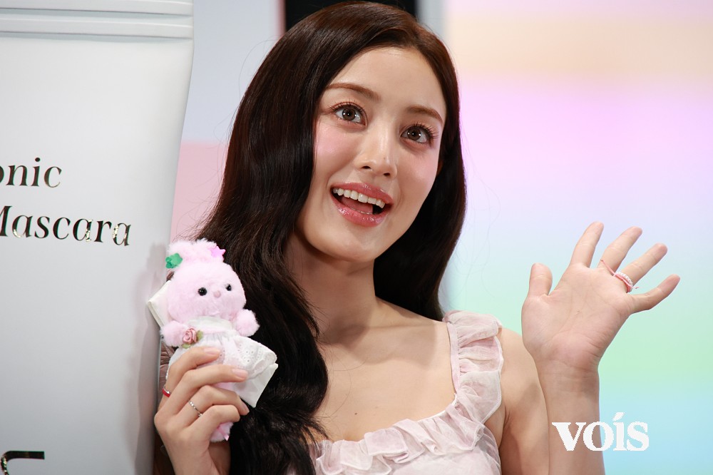 TWICEジヒョ、渋谷に降臨　アイメイクの秘訣語る
