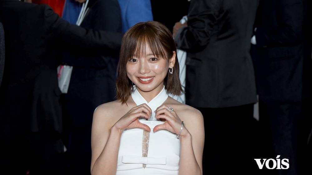 元日向坂46齊藤京子、美脚輝く純白ドレス　倉悠貴と華やかレカペ