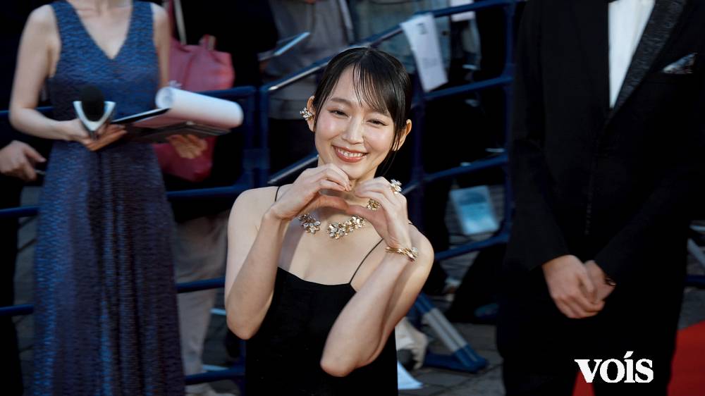 吉岡里帆、美しさ放つレッドカーペット　キャミドレスでエレガントに