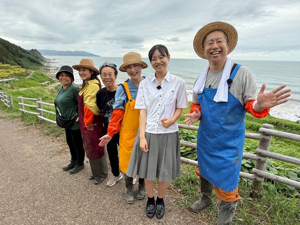 常盤貴子＆仲間由紀恵＆ハライチ澤部、能登３人旅　千枚田で稲刈りに挑戦