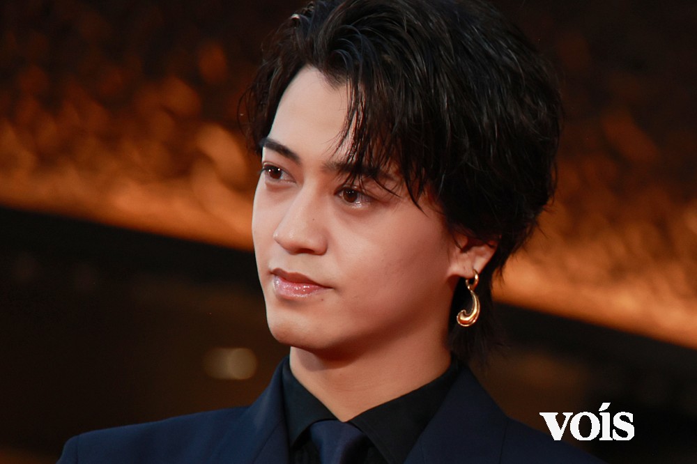 キンプリ髙橋海人、大人の色気を感じさせるクールなスーツ姿でレカペに登場