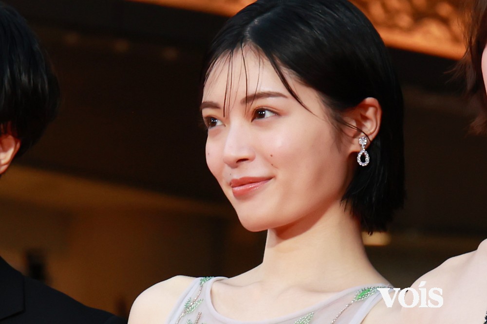 吉田美月喜、エレガントなノースリーブドレス姿でレカぺに登場