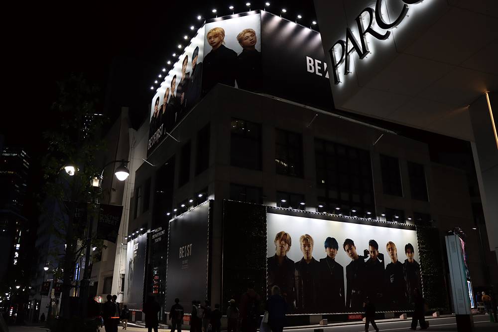 BE:FIRST初のベストアルバム特大ビジュアルが渋谷に登場　450平米を超えるスケールで展開