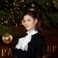 TWICE SANA、大胆美背中