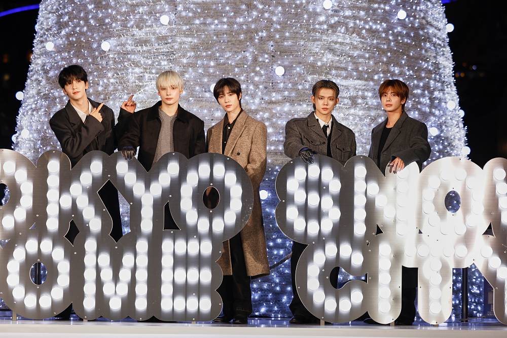 TOMORROW X TOGETHER、東京ドームシティで点灯式「雪みたいでキレイ」