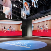 NiziU、SHIBUYA TSUTAYA１階をジャック