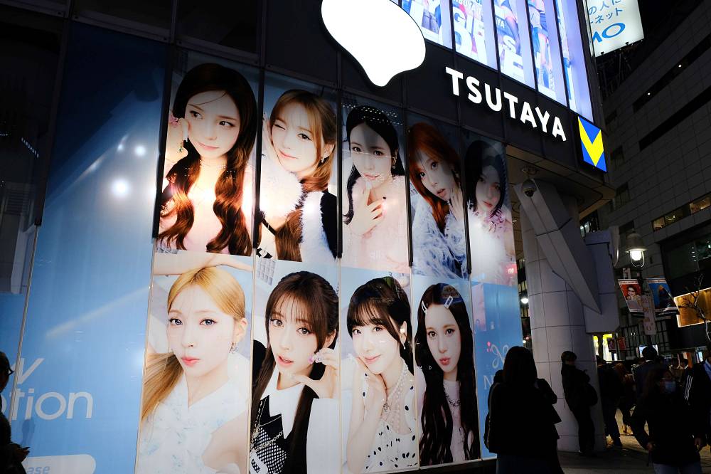 NiziU、SHIBUYA TSUTAYA１階をジャック　大型POP UPがスタート