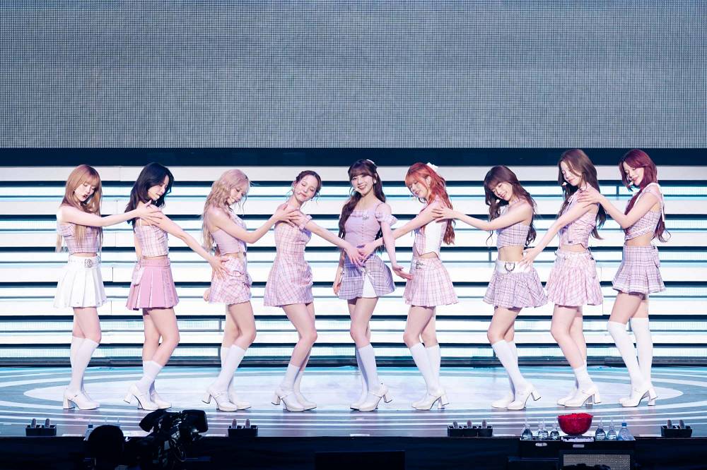 NiziU初のホールツアー日本武道館2daysでファイナル　ツアー完走に涙