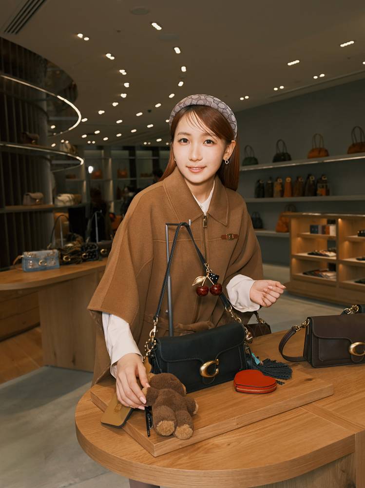 幾田りら、大人な雰囲気に　ホリデー感のあるルックで銀座に「ワクワク」