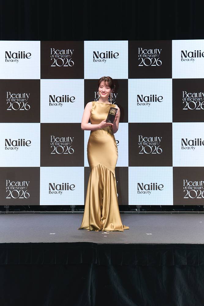 谷まりあ、美スタイル際立つゴールドのドレス姿で授賞式　アイ部門を受賞