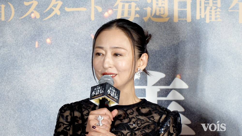 松雪泰子、美しく　玉山鉄二にエスコートされ登場　「水滸伝」でスパイ・馬桂役