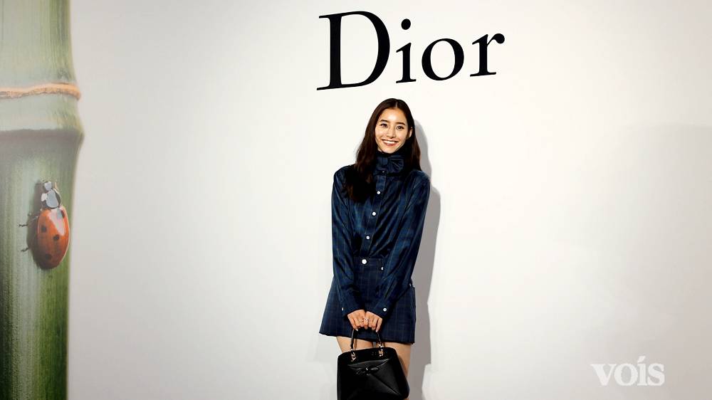 新木優子、美脚際立つセットアップ　バレンタインデーは手作りの差し入れ