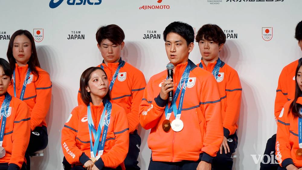 “りくりゅう”三浦璃来＆木原龍一、帰国会見でも仲睦まじさ全開　金メダル引っ提げ笑顔で