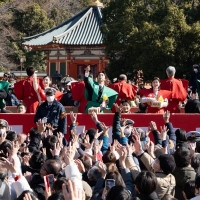 仲野太賀、成田山で「福」を届ける