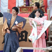 池松壮亮＆浜辺美波、成田山不動尊「節分祭」に登場