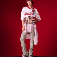 XG「コーク限定ユニ」を個性豊かに着こなす